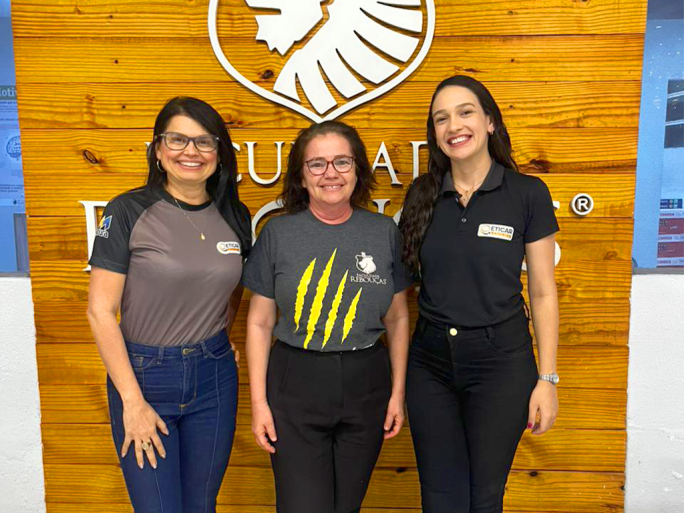 Joseane Muniz, Presidente do Sincopeças-PB, ao lado da representante da Faculdade Rebouças, Ana, firmando a parceria
